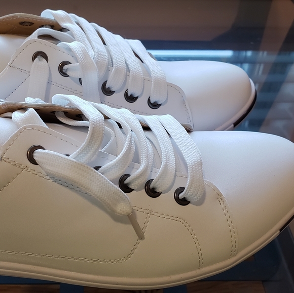 Sneakers - Picture 2 of 5